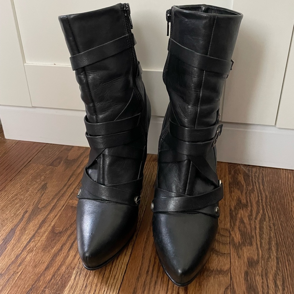 Pour La Victoire Black Leather Boots
